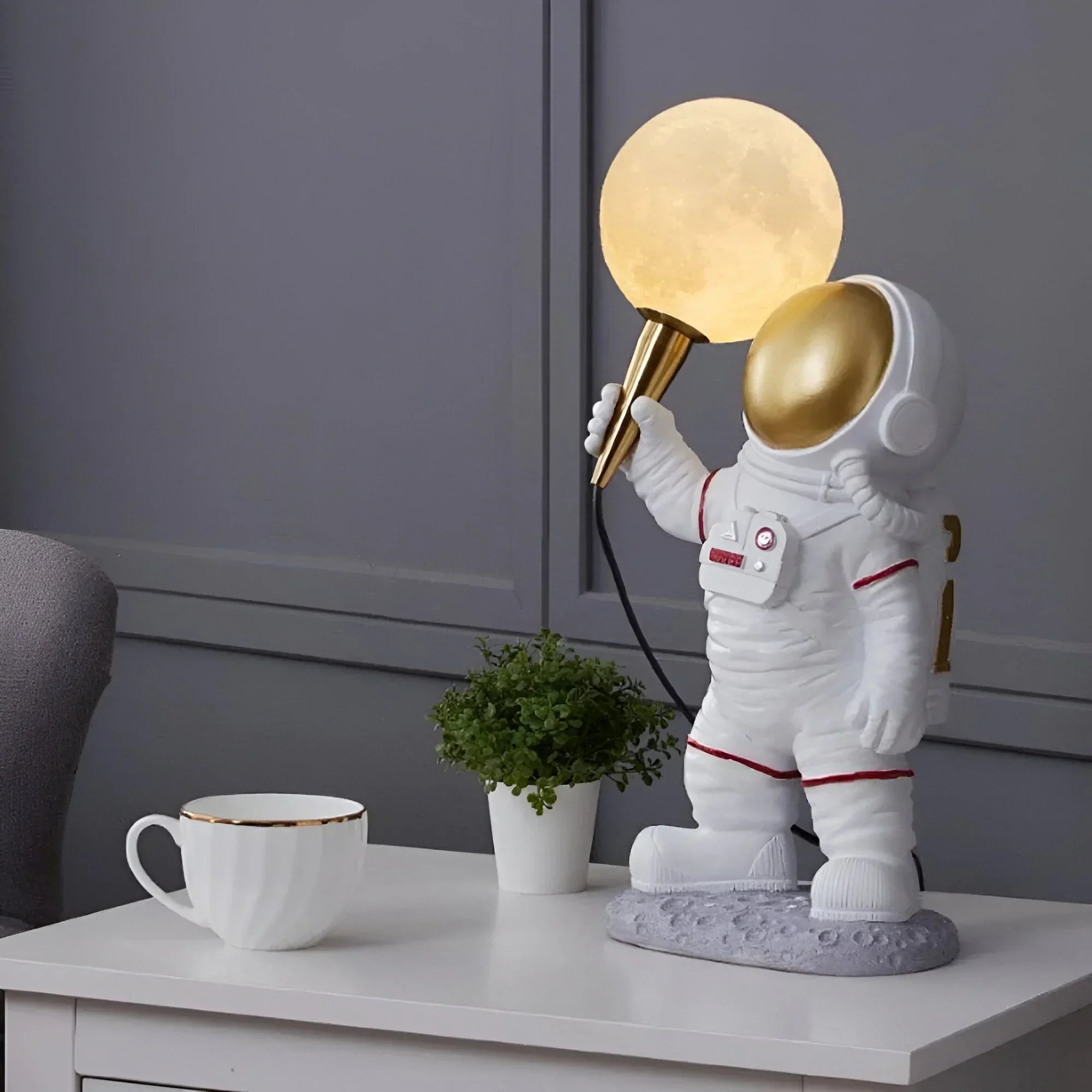 LunarGlow – Floating Astronaut Table Lamp