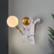 LunarGlow – Floating Astronaut Table Lamp